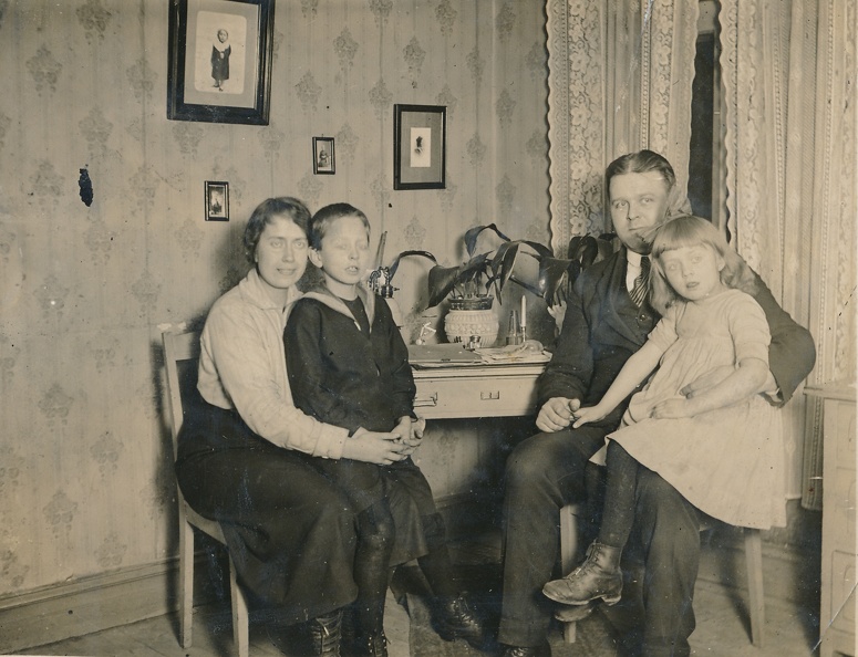 Johns familj 1919.jpg